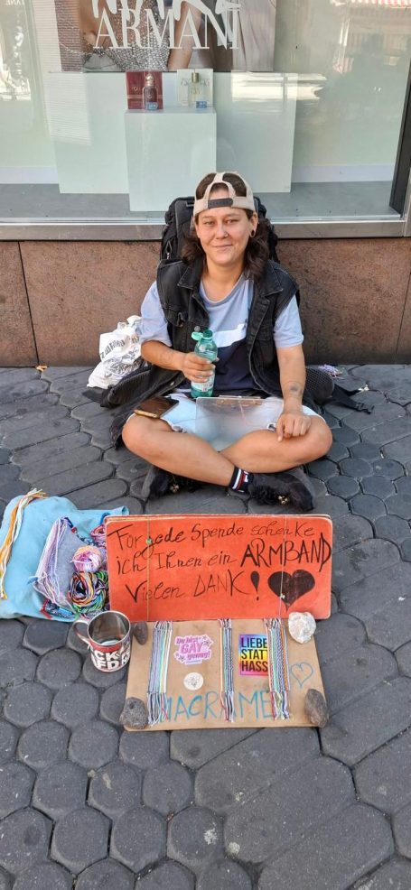 Eine Dame, die sich für Spenden mit handgefertigten Arbeiten bedankt. Eine Dame, die sich für Spenden mit handgefertigten Arbeiten bedankt.