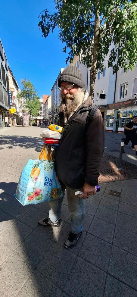 Immer mehr begegnen wir auch älteren Menschen auf der Straße, entweder Altersarmut oder Obdachlosigkeit Immer mehr begegnen wir auch älteren Menschen auf der Straße, entweder Altersarmut oder Obdachlosigkeit