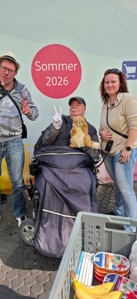 Ein Herr im Rollstuhl der ebenfalls schon bei uns bekannt ist. Ein Herr im Rollstuhl der ebenfalls schon bei uns bekannt ist.