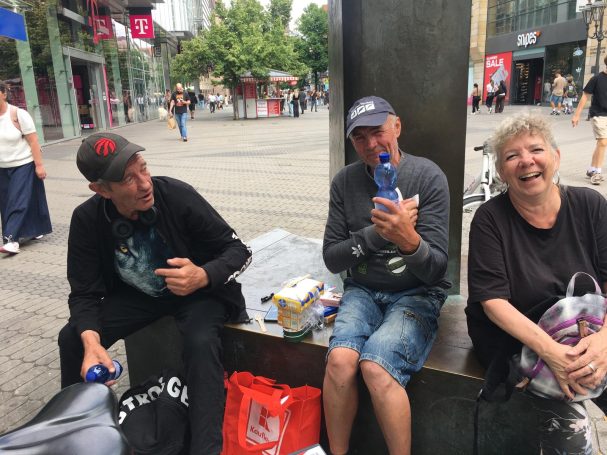 Zwei von uns versorgte Herren mit unserer Helferin. Zwei von uns versorgte Herren mit unserer Helferin.