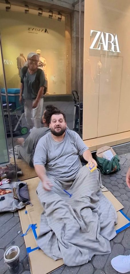 Ein bereits bekannter Herr, der sich immer über ein paar Zuwendungen freut. Ein bereits bekannter Herr, der sich immer über ein paar Zuwendungen freut.