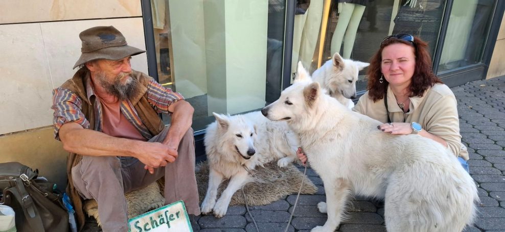 Ein in Nürnberg bekannter Herr mit seinen drei Hunden. Er wird von uns regelmäßig versorgt, wenn wir ihn antreffen. Ein in Nürnberg bekannter Herr mit seinen drei Hunden.