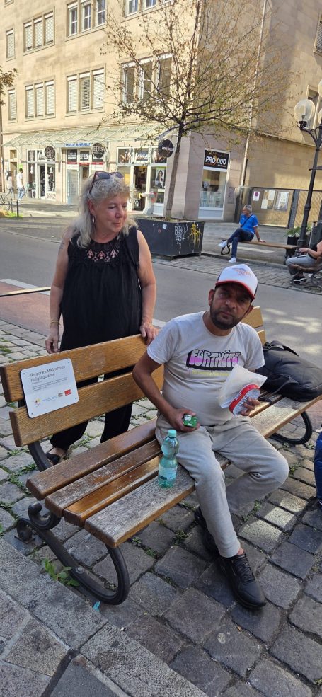 Verteilung an einen neuen Obdachlosen. Im Hintergrund unsere Helferin.