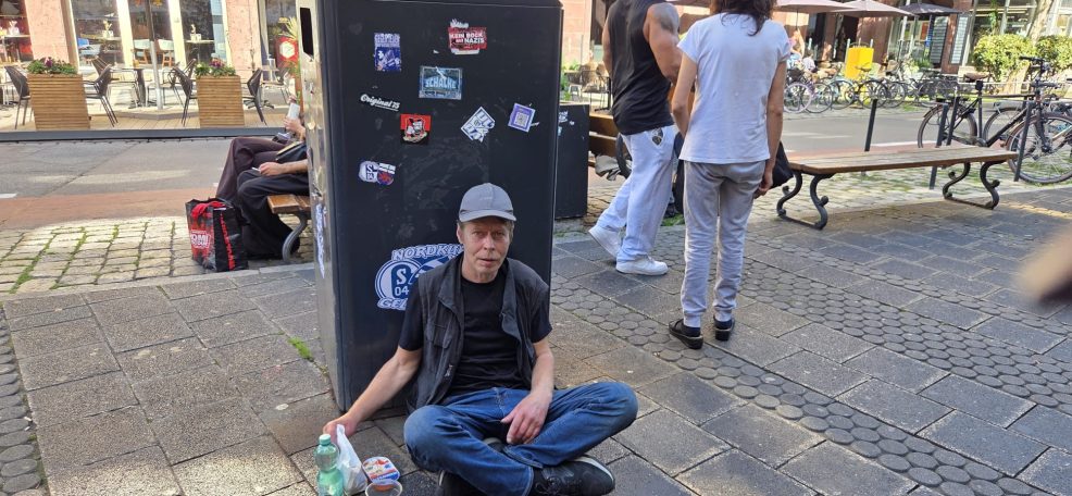 Ein junger Mann, der zum ersten Mal von uns mit Getränk und der obligatorischen Fischdose versorgt wurde. Ein Obdachloser in der Fußgängerzone
