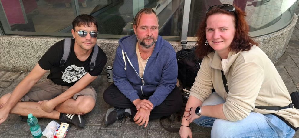 Zwei versorgte Herren mit unserer Helferin Zwei versorgte Herren mit unserer Helferin