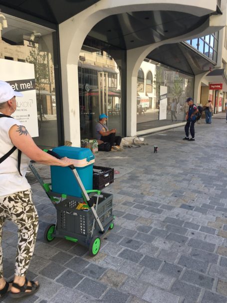 Eine unserer Helferinnen mit dem Trolley Eine unserer Helferinnen mit dem Trolley