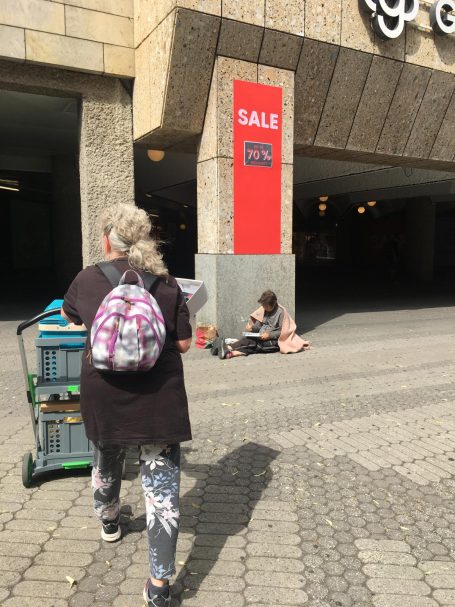 Unsere Helferin mit dem Trolley in der Fußgängerzone Unsere Helferin mit dem Trolley in der Fußgängerzone