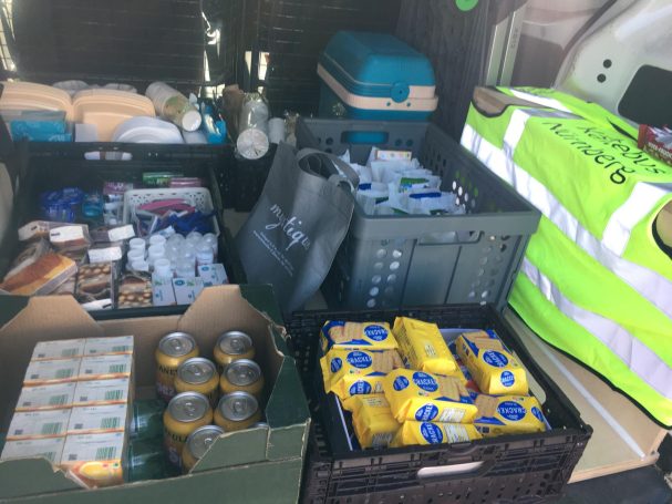 Vorbereitung der Tour: Getränke, Kekse, Hygieneartikel, Fischkonserven und Schokolade Vorbereitung der Tour: Getränke, Kekse, Hygieneartikel, Fischkonserven und Schokolade