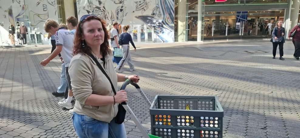 Eine unserer beiden Helferinnen mit dem Trolley Eine unserer beiden Helferinnen mit dem Trolley