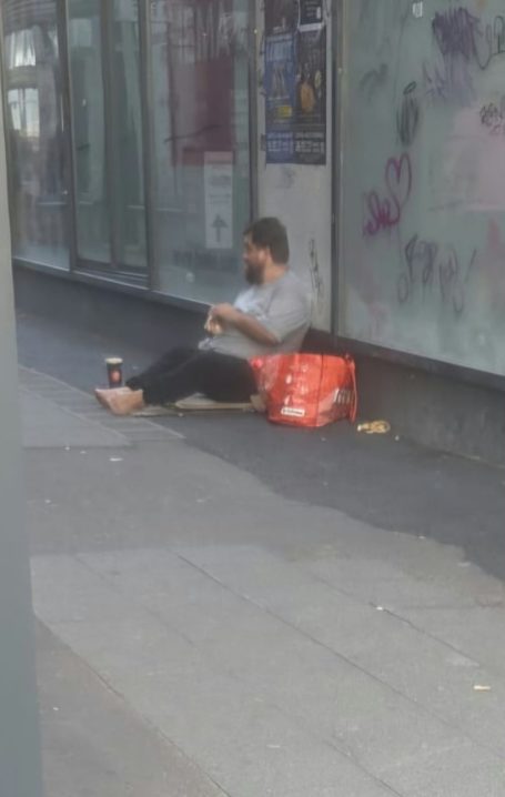 Ein Bedürftiger, den wir schon kennen, im Bereich vor dem leerstehenden Galeria-Kaufhaus.