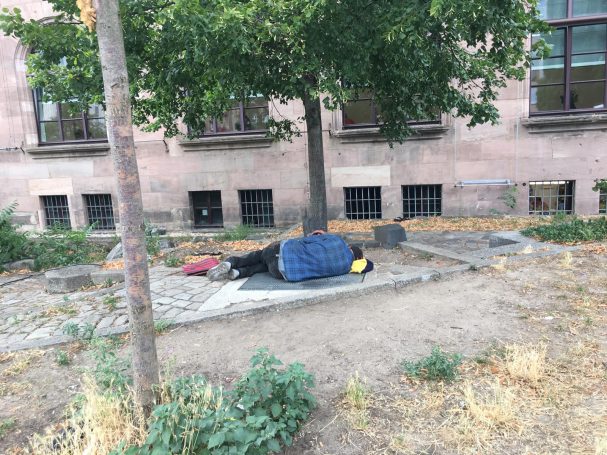 Ein schlafender Obdachloser unter einem Baum in der Innenstadt. Ein schlafender Obdachloser unter einem Baum in der Innenstadt.