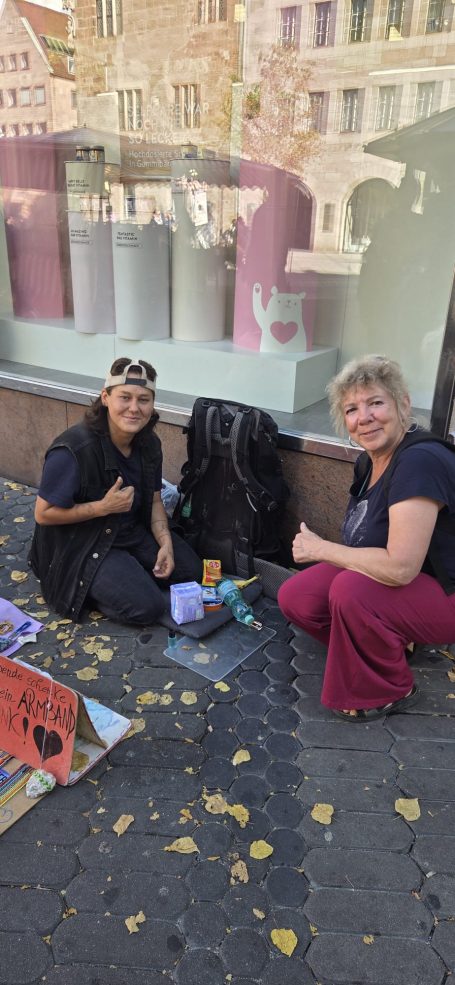 Eine bekannte Dame, die sich mit kleinen handgefertigten Arbeiten für Spenden bedankt. Eine bekannte Dame, die sich mit kleinen handgefertigten Arbeiten für Spenden bedankt.